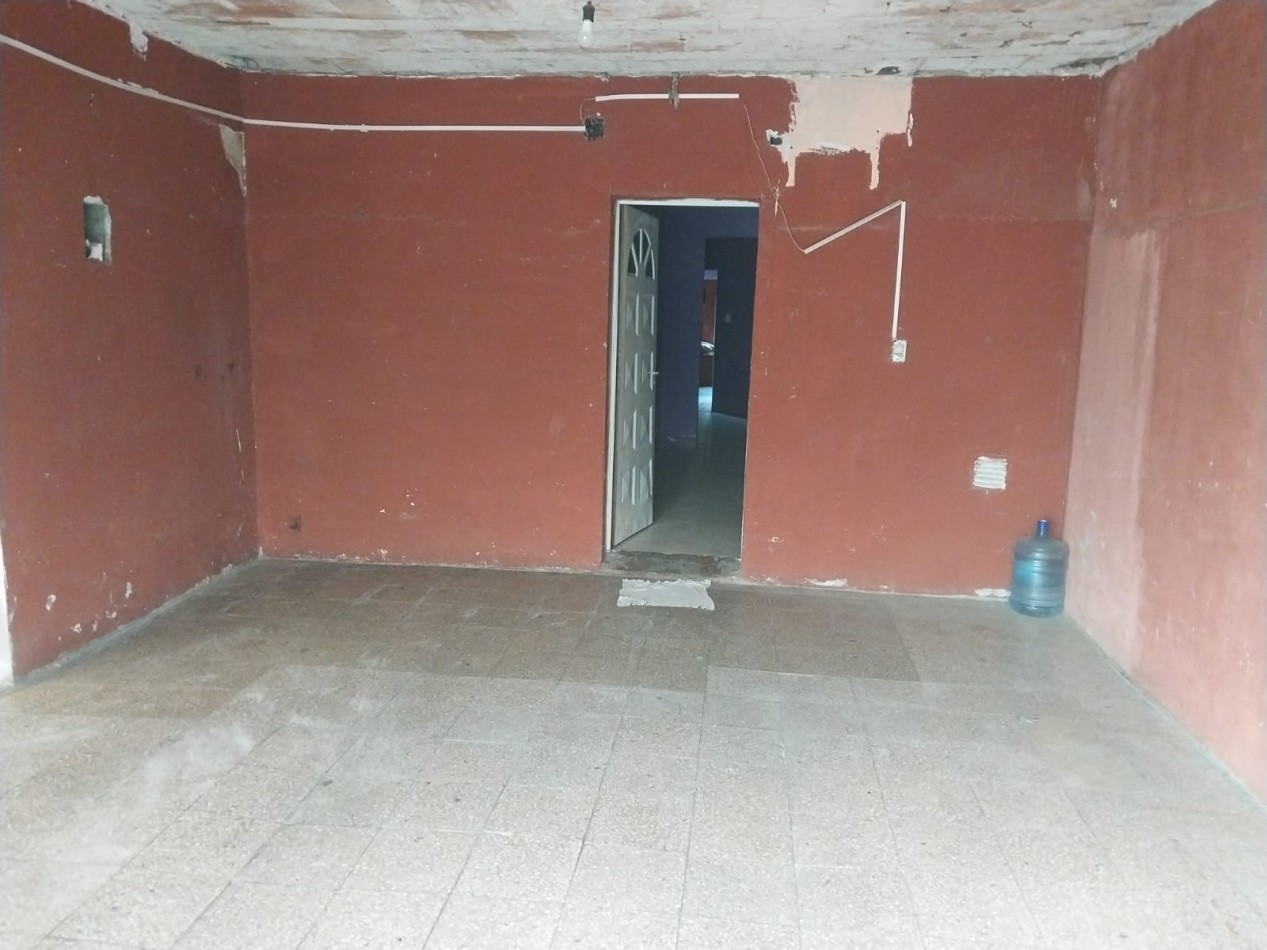 Casa al frente con cochera, doble ingreso, 2 dormitorios, patio y terraza. a RECICLAR EN UN 60% Se escuchan Ofertas. Valore Negociable