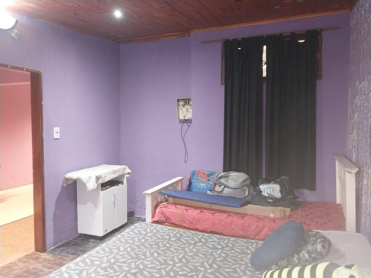 Casa al frente con cochera, doble ingreso, 2 dormitorios, patio y terraza. a RECICLAR EN UN 60% Se escuchan Ofertas. Valore Negociable