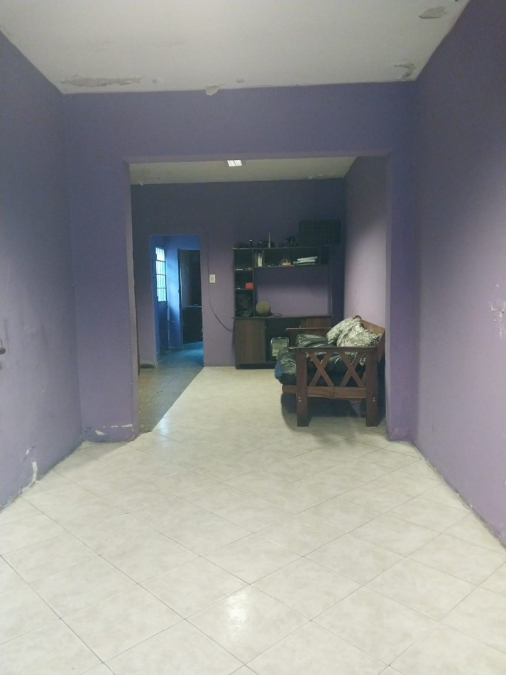 Casa al frente con cochera, doble ingreso, 2 dormitorios, patio y terraza. a RECICLAR EN UN 60% Se escuchan Ofertas. Valore Negociable