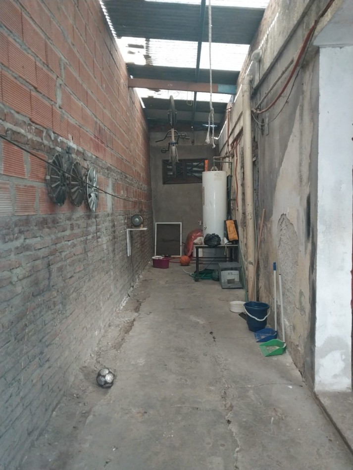 Casa al frente con cochera, doble ingreso, 2 dormitorios, patio y terraza. a RECICLAR EN UN 60% Se escuchan Ofertas. Valore Negociable