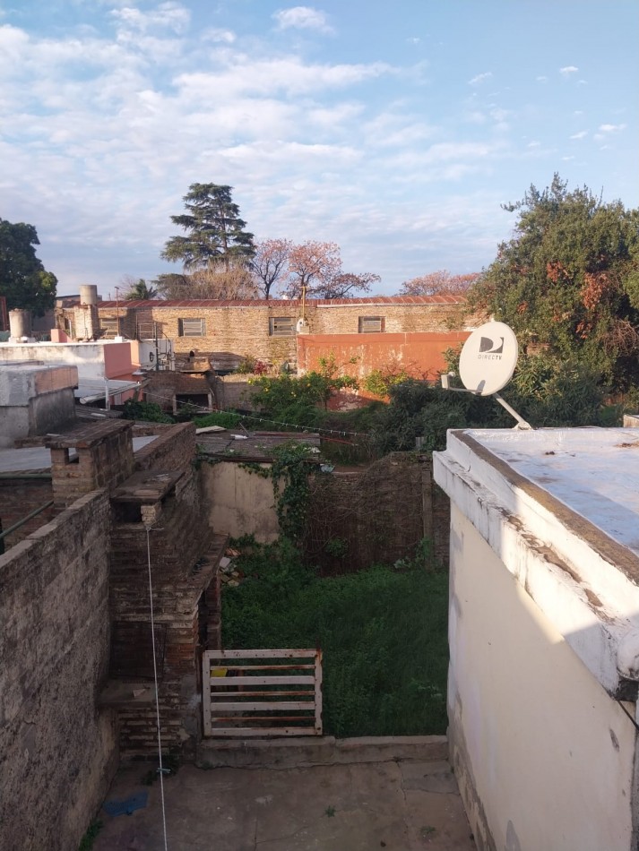 Casa al frente con cochera, doble ingreso, 2 dormitorios, patio y terraza. a RECICLAR EN UN 60% Se escuchan Ofertas. Valore Negociable