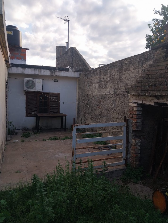 Casa al frente con cochera, doble ingreso, 2 dormitorios, patio y terraza. a RECICLAR EN UN 60% Se escuchan Ofertas. Valore Negociable