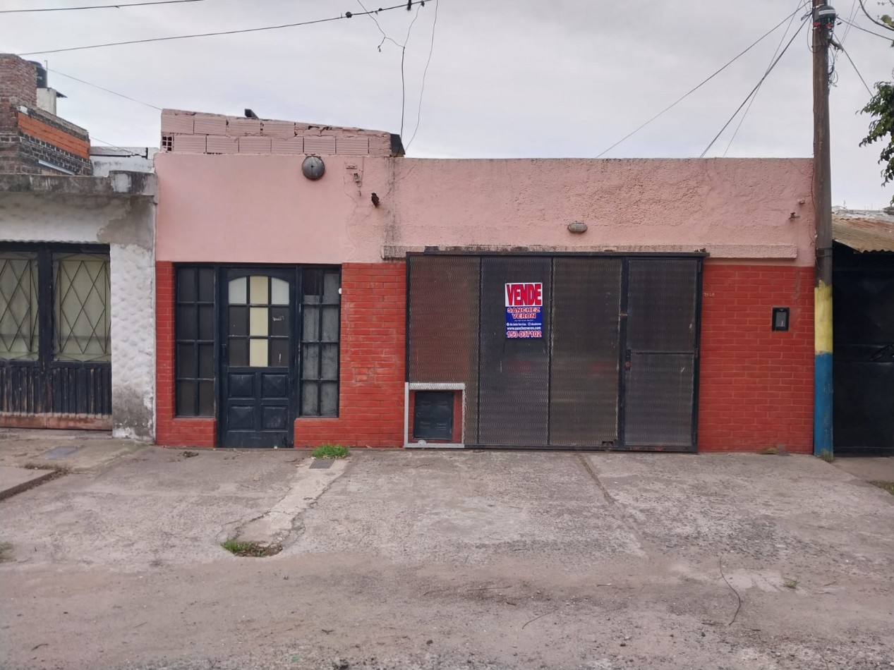 Casa al frente con cochera, doble ingreso, 2 dormitorios, patio y terraza. a RECICLAR EN UN 60% Se escuchan Ofertas. Valore Negociable