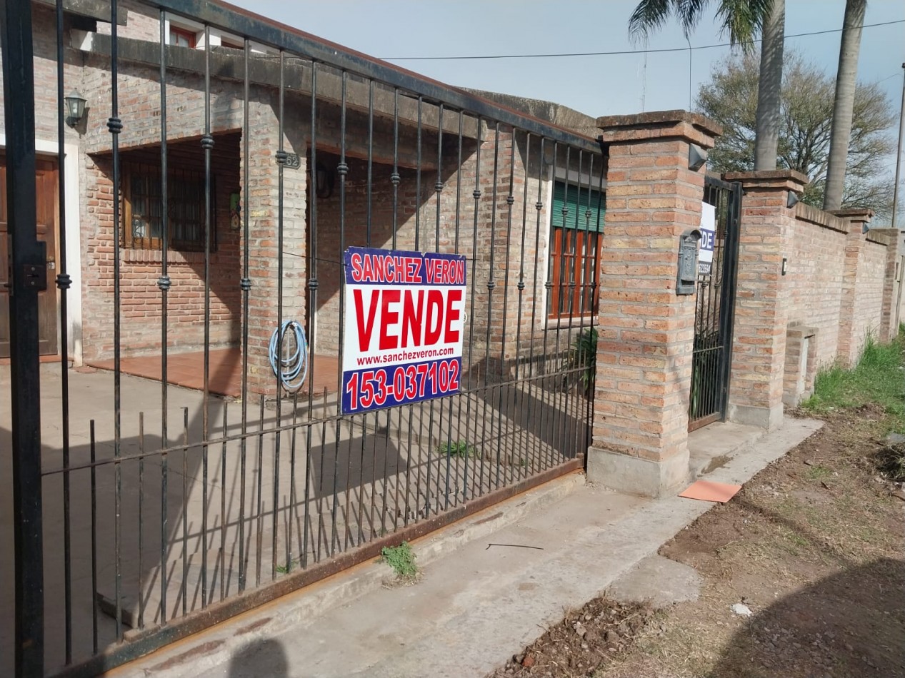 Casa al frente con cochera jardin parquizado 2 dormitorios / comodines excelente ubicacion