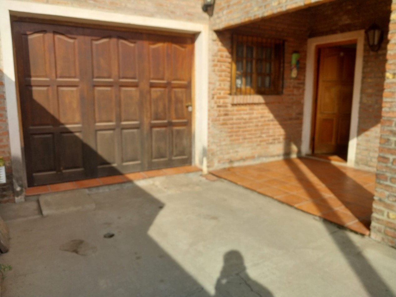 Casa al frente con cochera jardin parquizado 2 dormitorios / comodines excelente ubicacion