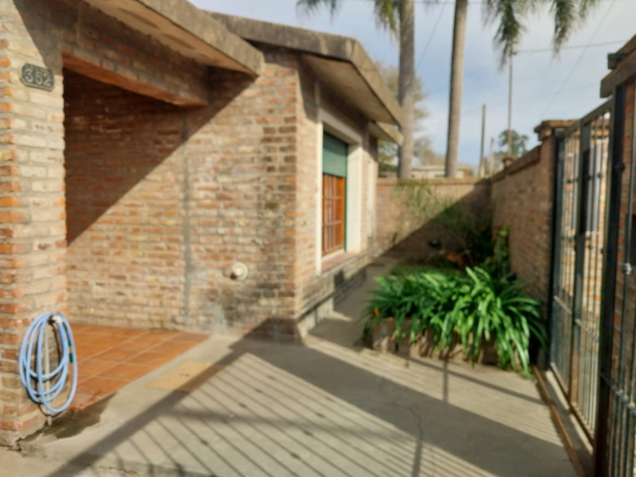 Casa al frente con cochera jardin parquizado 2 dormitorios / comodines excelente ubicacion