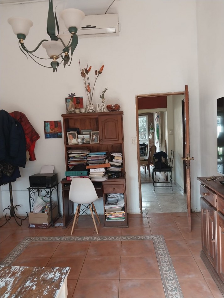 Casa al frente con cochera jardin parquizado 2 dormitorios / comodines excelente ubicacion