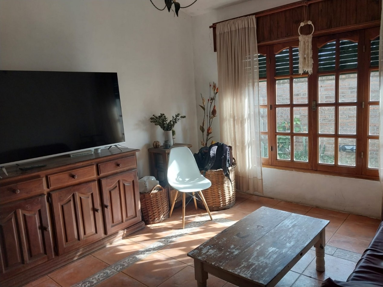 Casa al frente con cochera jardin parquizado 2 dormitorios / comodines excelente ubicacion