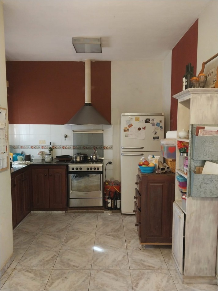 Casa al frente con cochera jardin parquizado 2 dormitorios / comodines excelente ubicacion