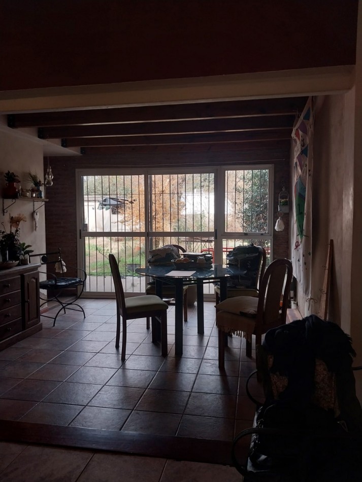 Casa al frente con cochera jardin parquizado 2 dormitorios / comodines excelente ubicacion