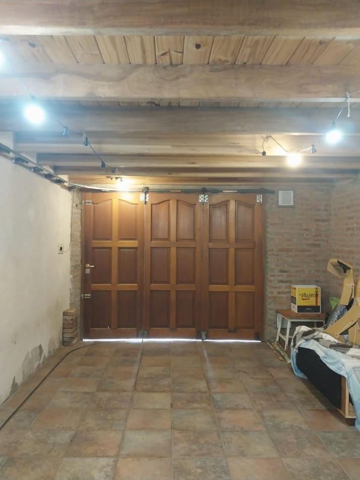 Casa al frente con cochera jardin parquizado 2 dormitorios / comodines excelente ubicacion