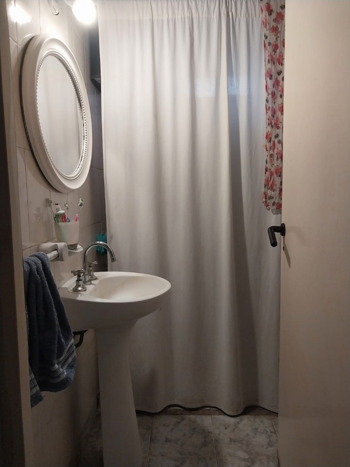 Casa al frente con cochera jardin parquizado 2 dormitorios / comodines excelente ubicacion