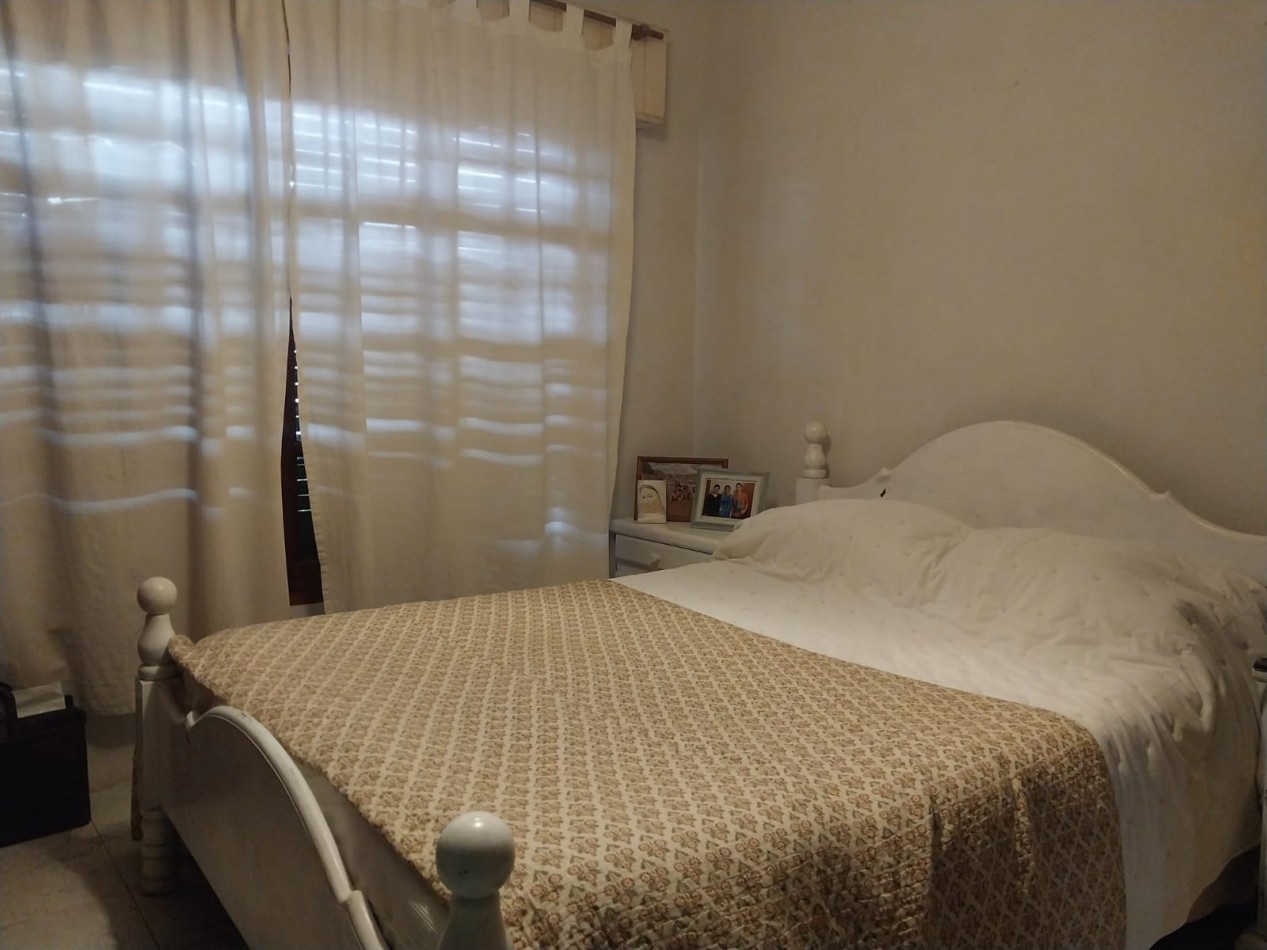 Casa al frente con cochera jardin parquizado 2 dormitorios / comodines excelente ubicacion