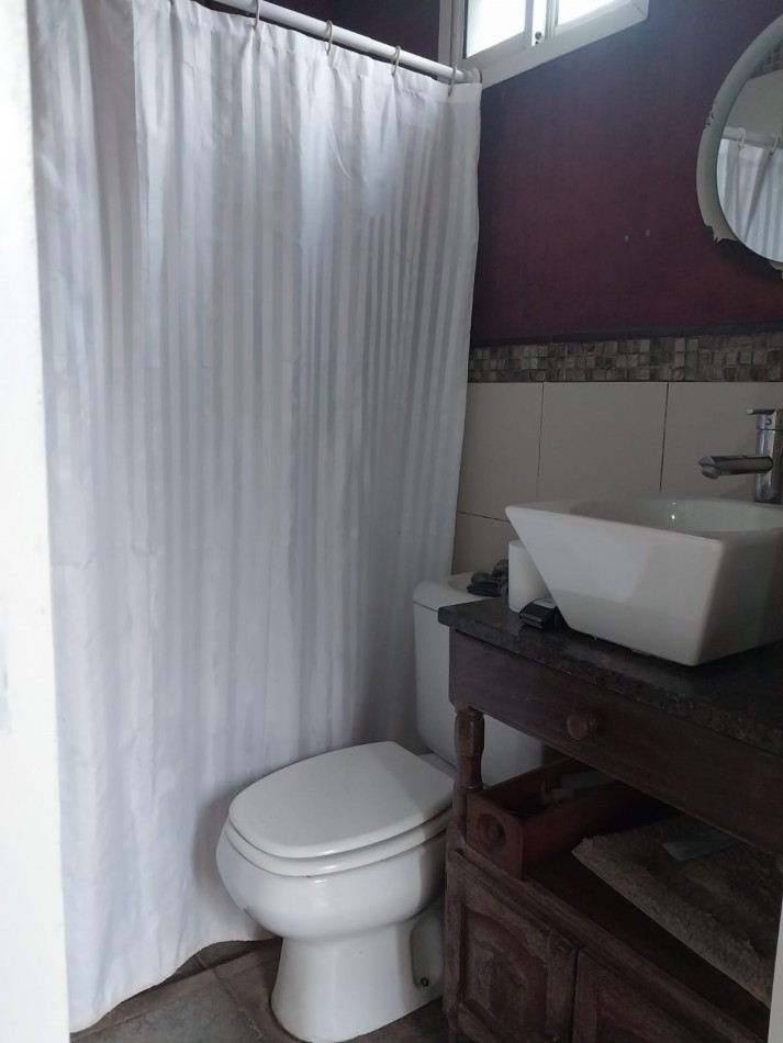 Casa al frente con cochera jardin parquizado 2 dormitorios / comodines excelente ubicacion
