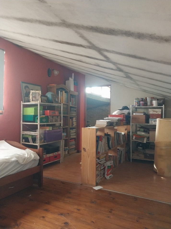 Casa al frente con cochera jardin parquizado 2 dormitorios / comodines excelente ubicacion