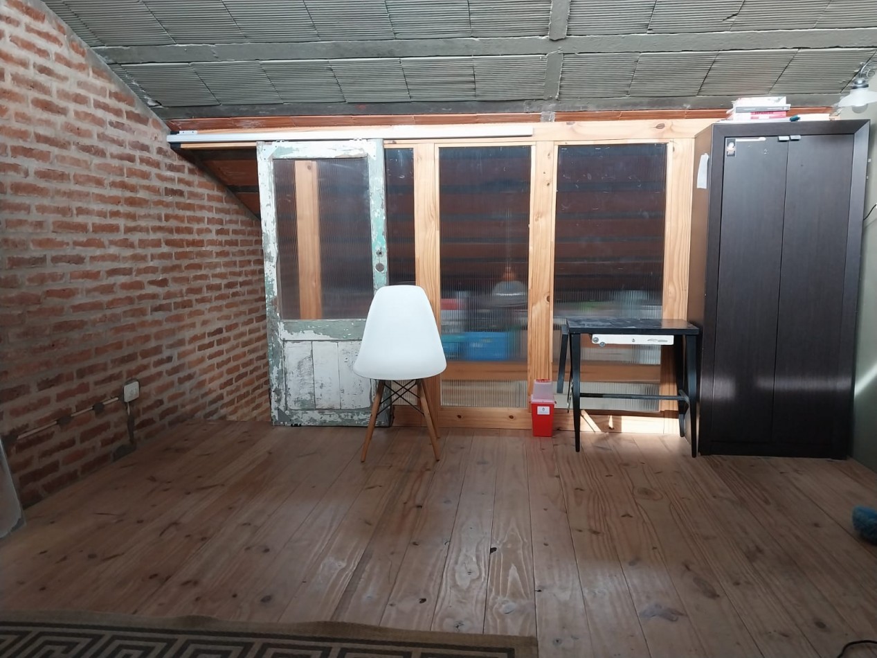 Casa al frente con cochera jardin parquizado 2 dormitorios / comodines excelente ubicacion