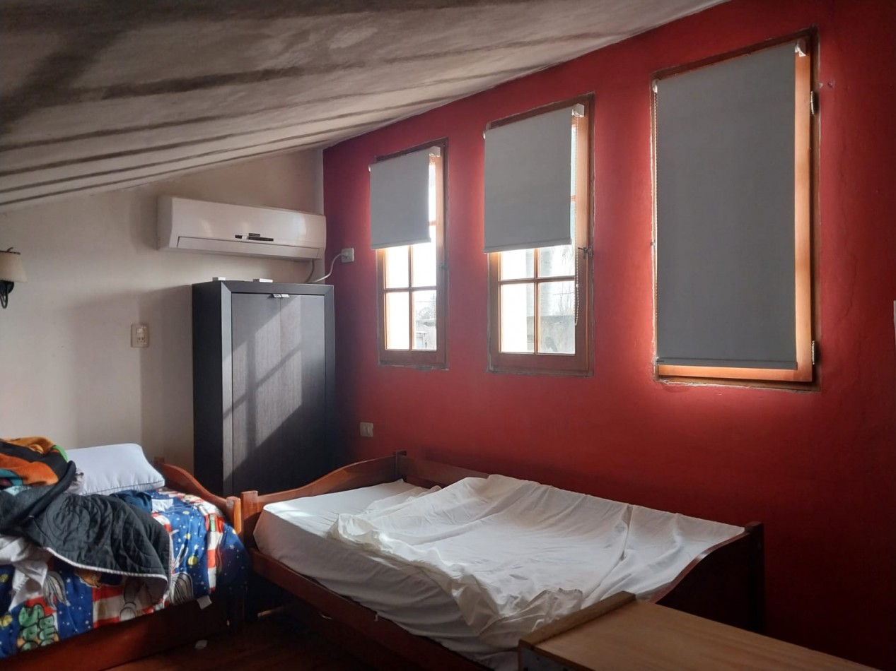 Casa al frente con cochera jardin parquizado 2 dormitorios / comodines excelente ubicacion