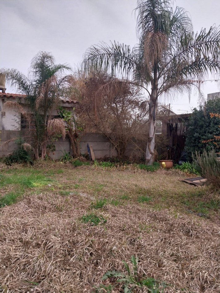Casa al frente con cochera jardin parquizado 2 dormitorios / comodines excelente ubicacion