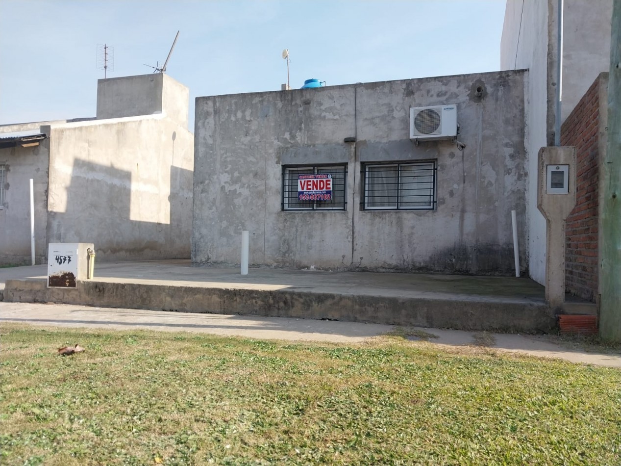 Casa al frente con cochera descubierta para 2 vehiculos de 2 dormitorios con parque  Barrio Parque Hab. Ibarlucea