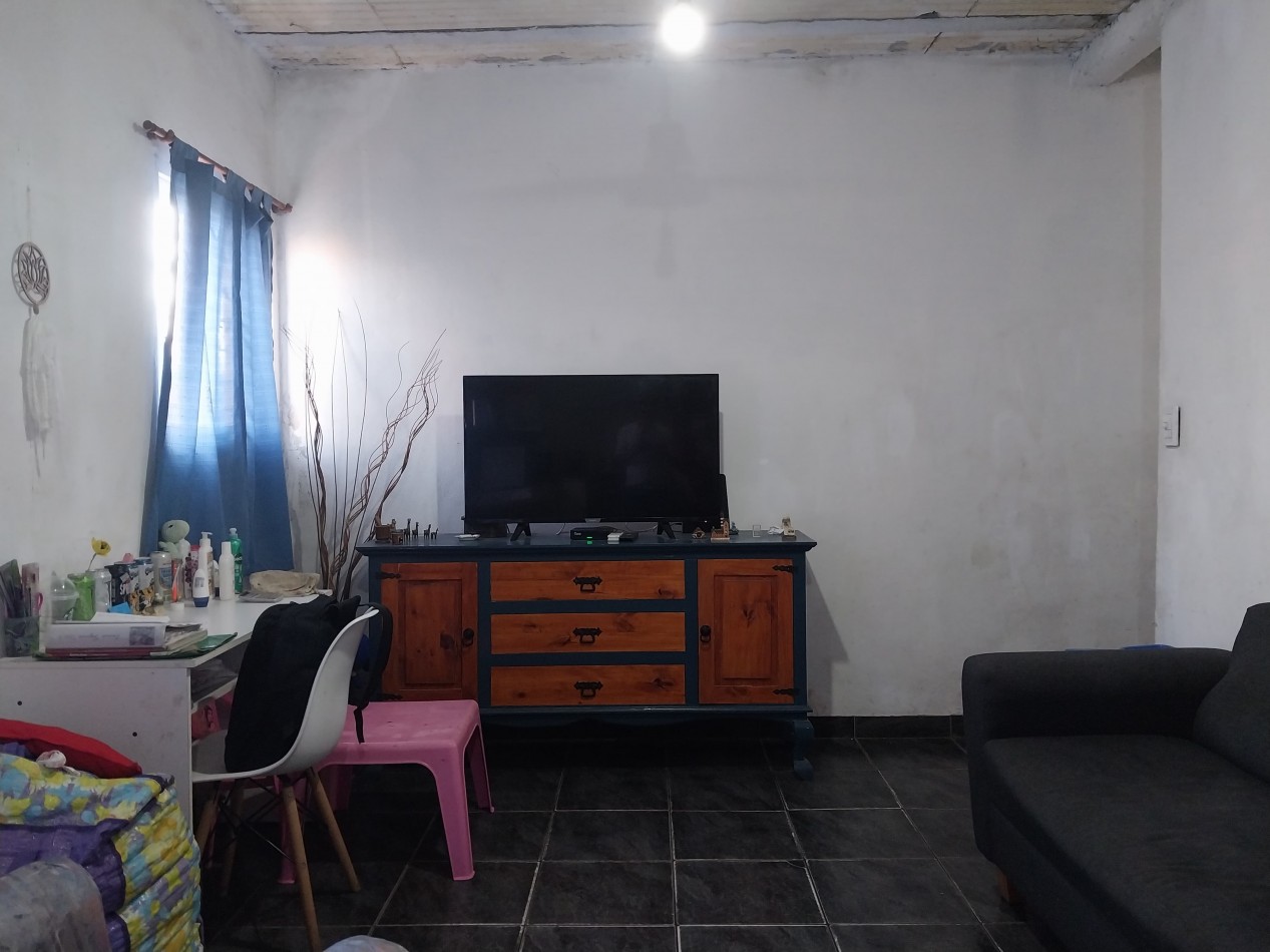 Casa al frente con cochera descubierta para 2 vehiculos de 2 dormitorios con parque  Barrio Parque Hab. Ibarlucea
