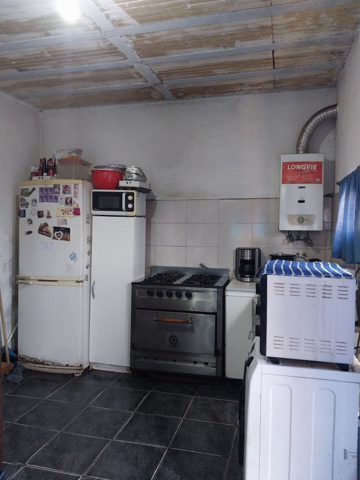 Casa al frente con cochera descubierta para 2 vehiculos de 2 dormitorios con parque  Barrio Parque Hab. Ibarlucea