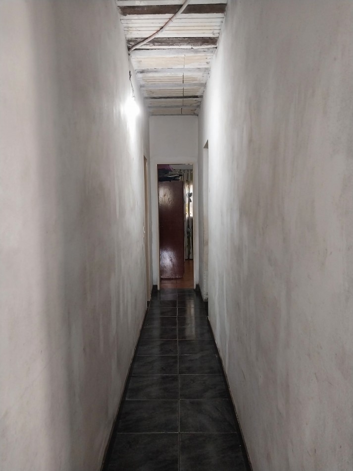 Casa al frente con cochera descubierta para 2 vehiculos de 2 dormitorios con parque  Barrio Parque Hab. Ibarlucea