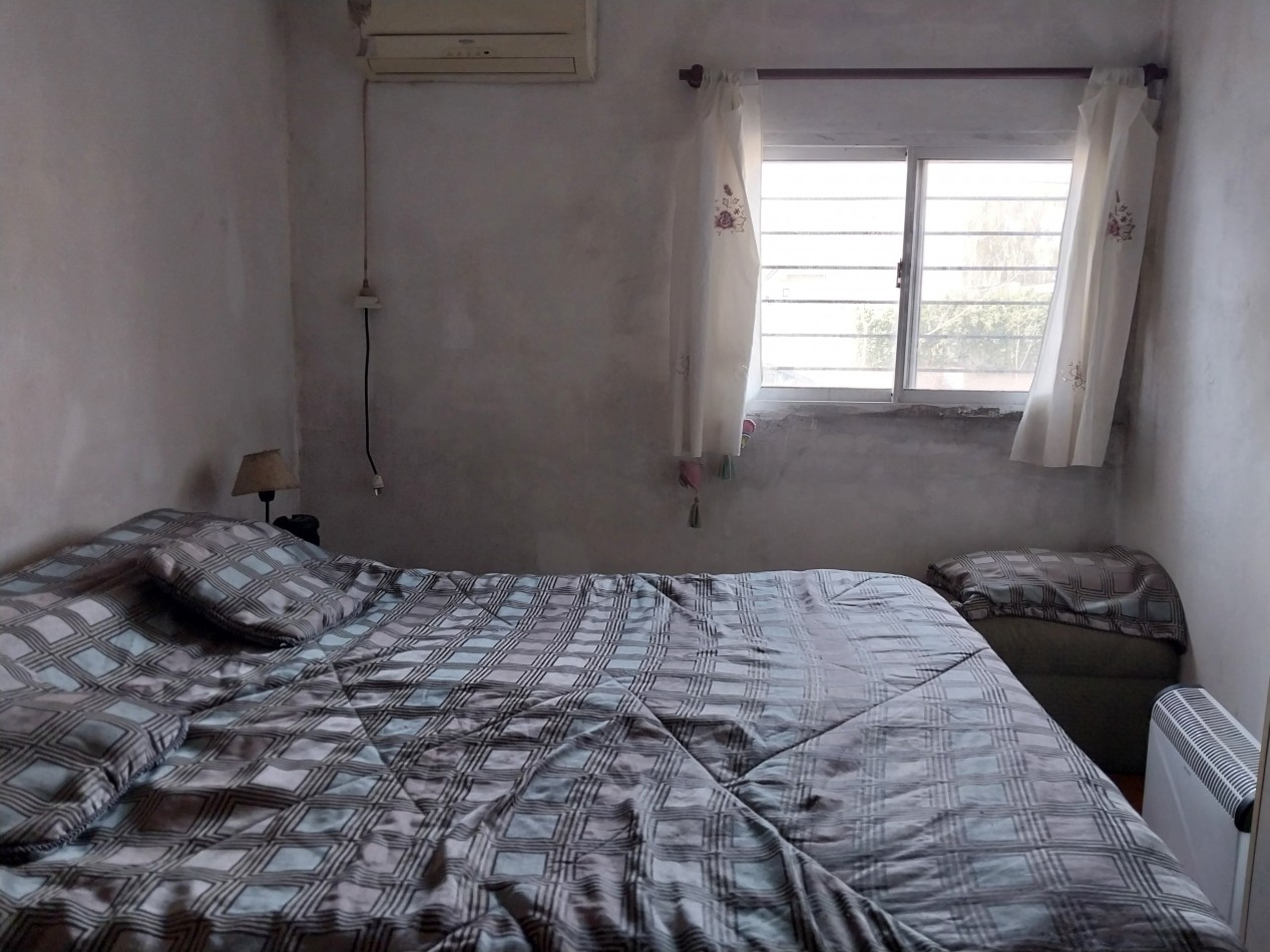 Casa al frente con cochera descubierta para 2 vehiculos de 2 dormitorios con parque  Barrio Parque Hab. Ibarlucea