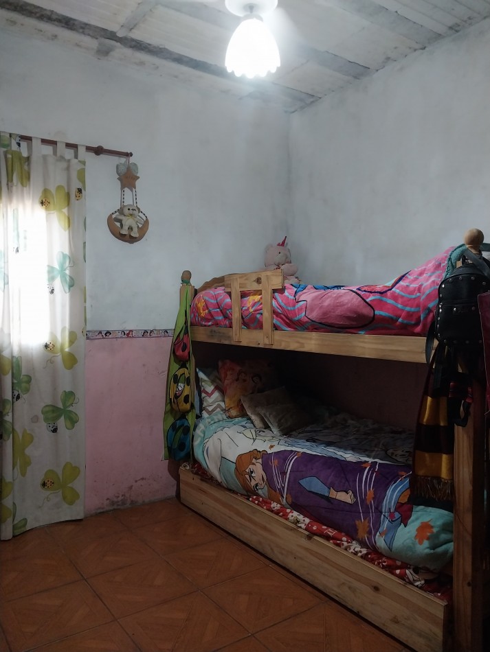 Casa al frente con cochera descubierta para 2 vehiculos de 2 dormitorios con parque  Barrio Parque Hab. Ibarlucea