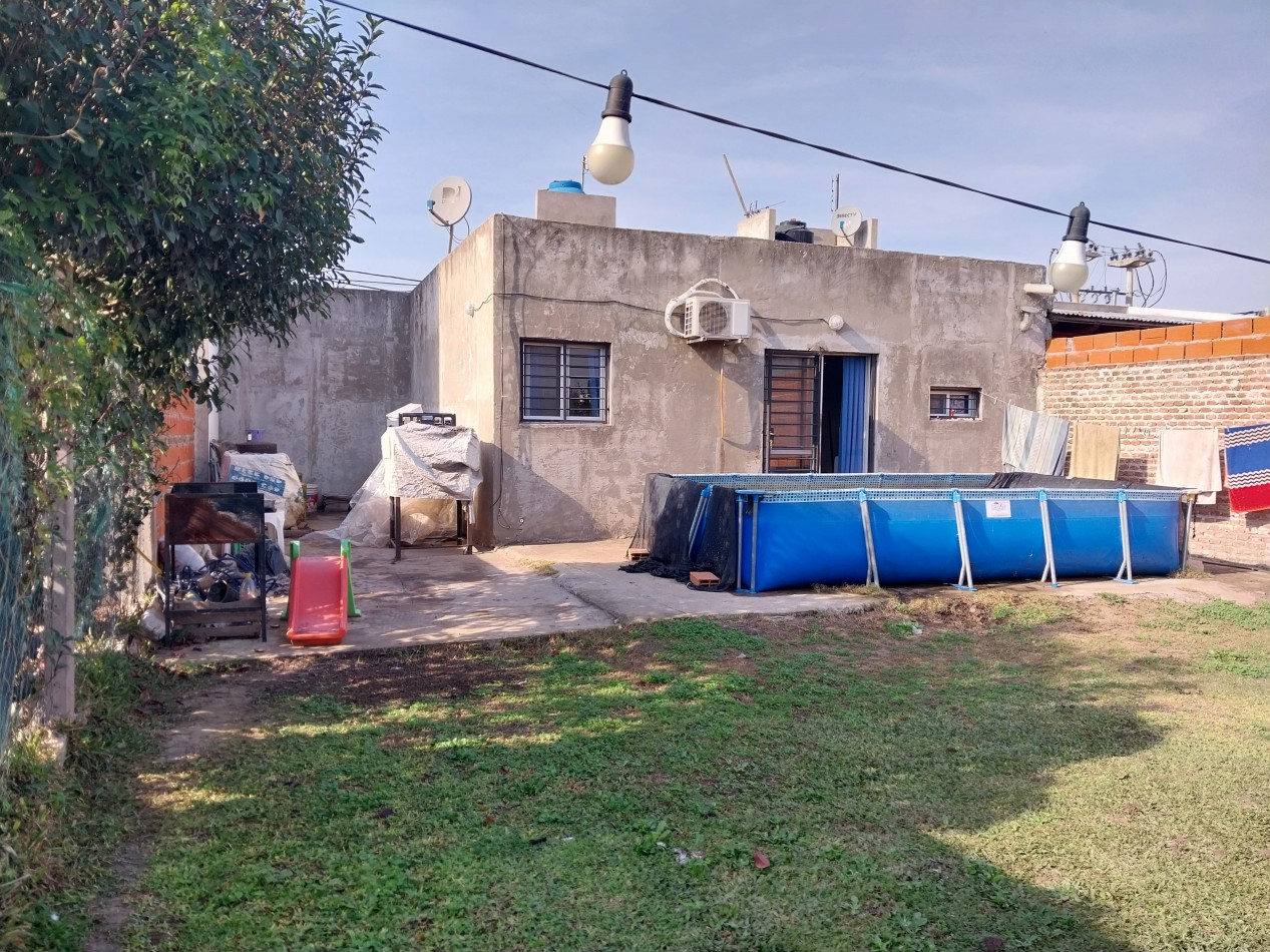 Casa al frente con cochera descubierta para 2 vehiculos de 2 dormitorios con parque  Barrio Parque Hab. Ibarlucea
