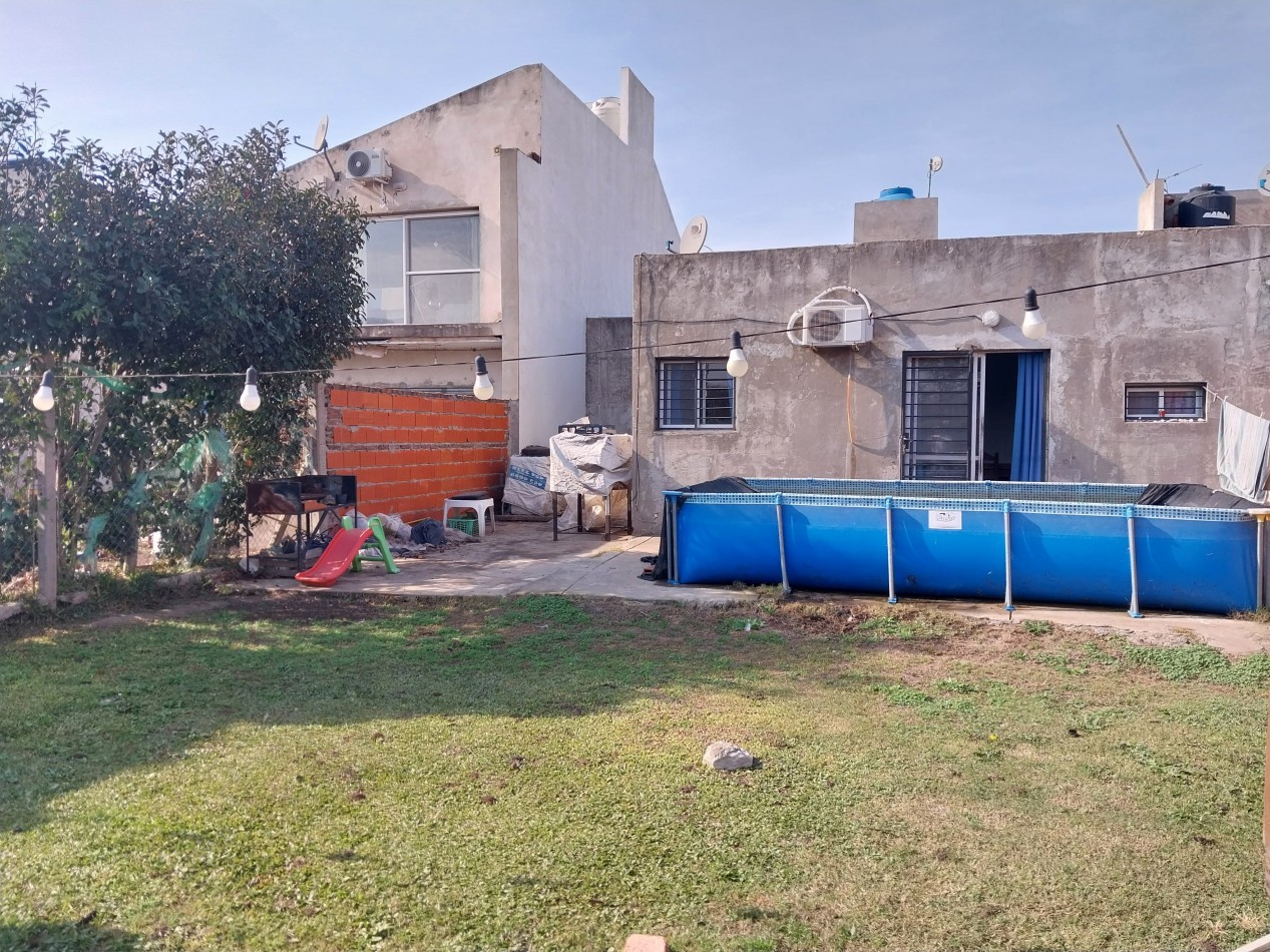 Casa al frente con cochera descubierta para 2 vehiculos de 2 dormitorios con parque  Barrio Parque Hab. Ibarlucea