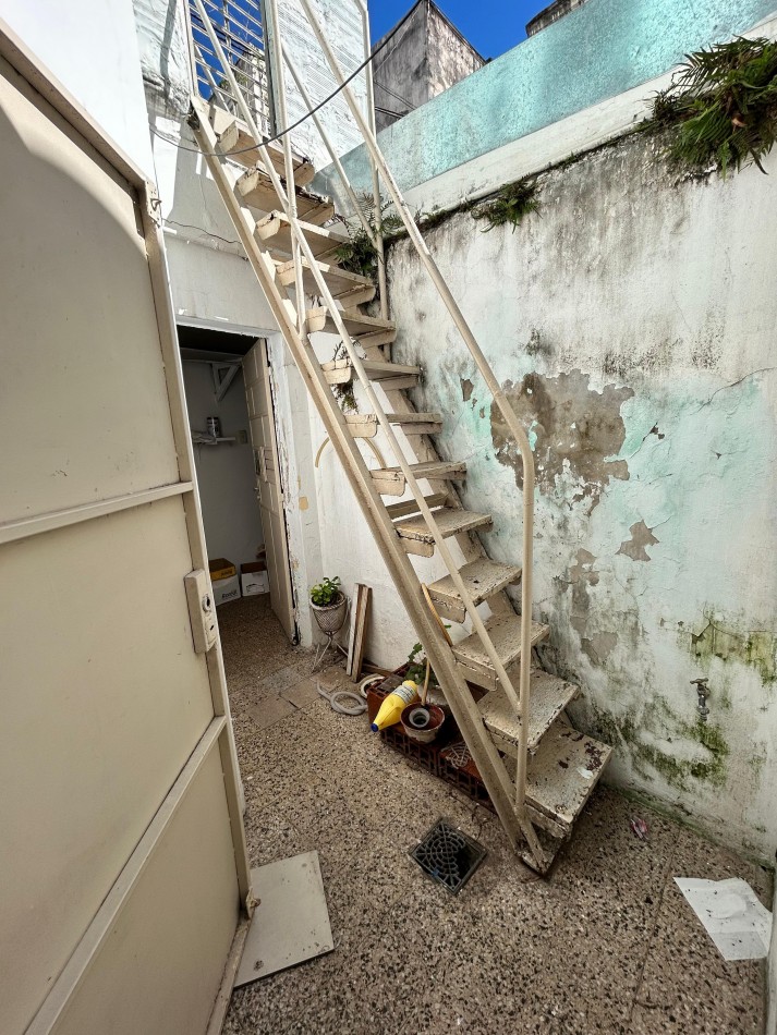 Departamento Interno de Pasillo en 2 plantas con patios  a Remodelar zona centro Mitre al 1400 NO ES PH