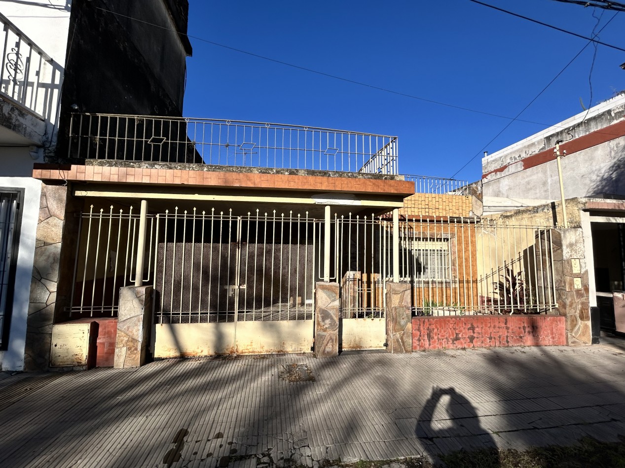 Casa 2 dormitorios . Italia 4467 Zona Sur Barrio La Guardia