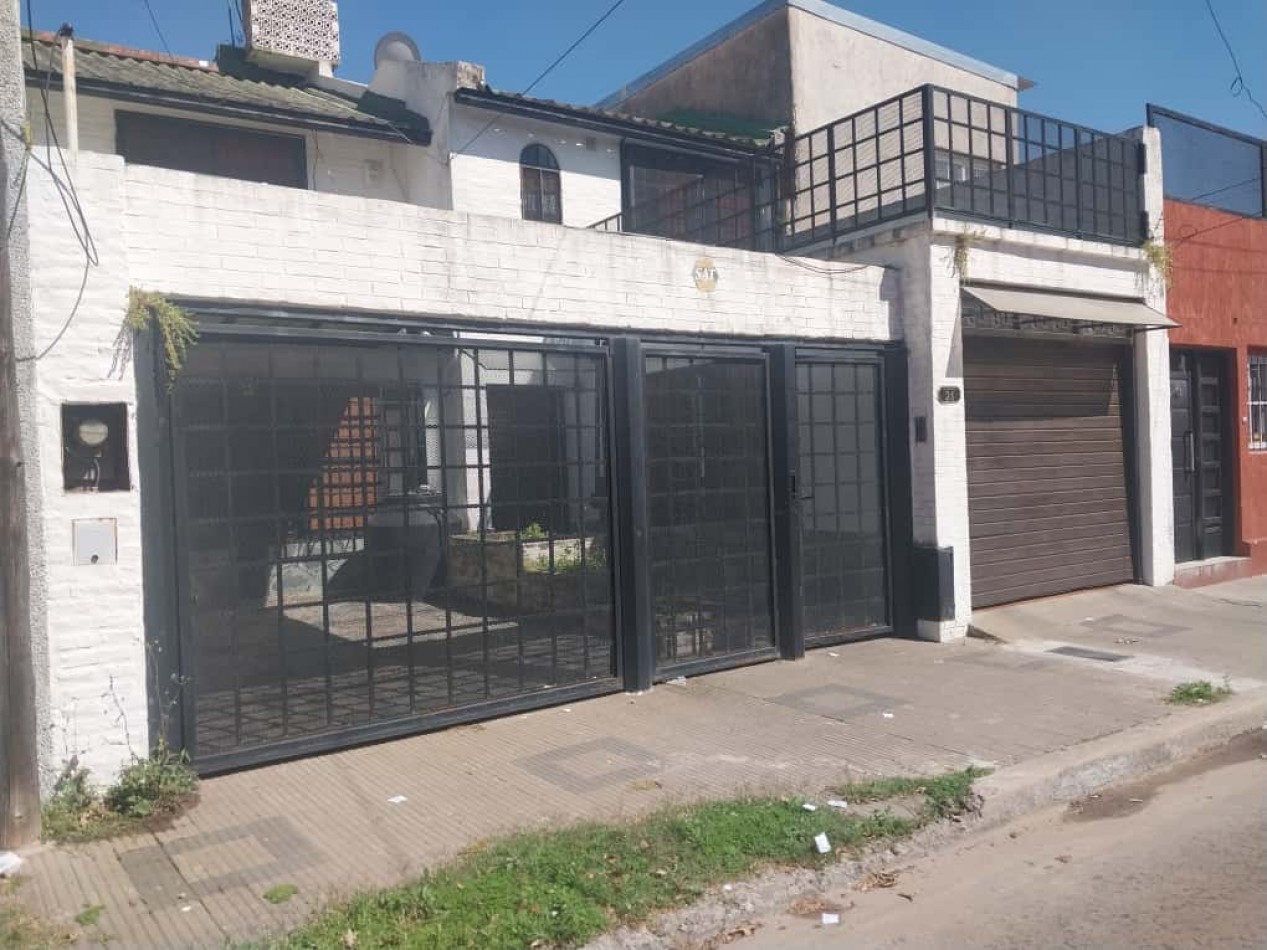 Casa al frente en 2 plantas con 2 doble cochera 3 dormitorios patio terraza parrillero excelente estado se escuchan ofertas