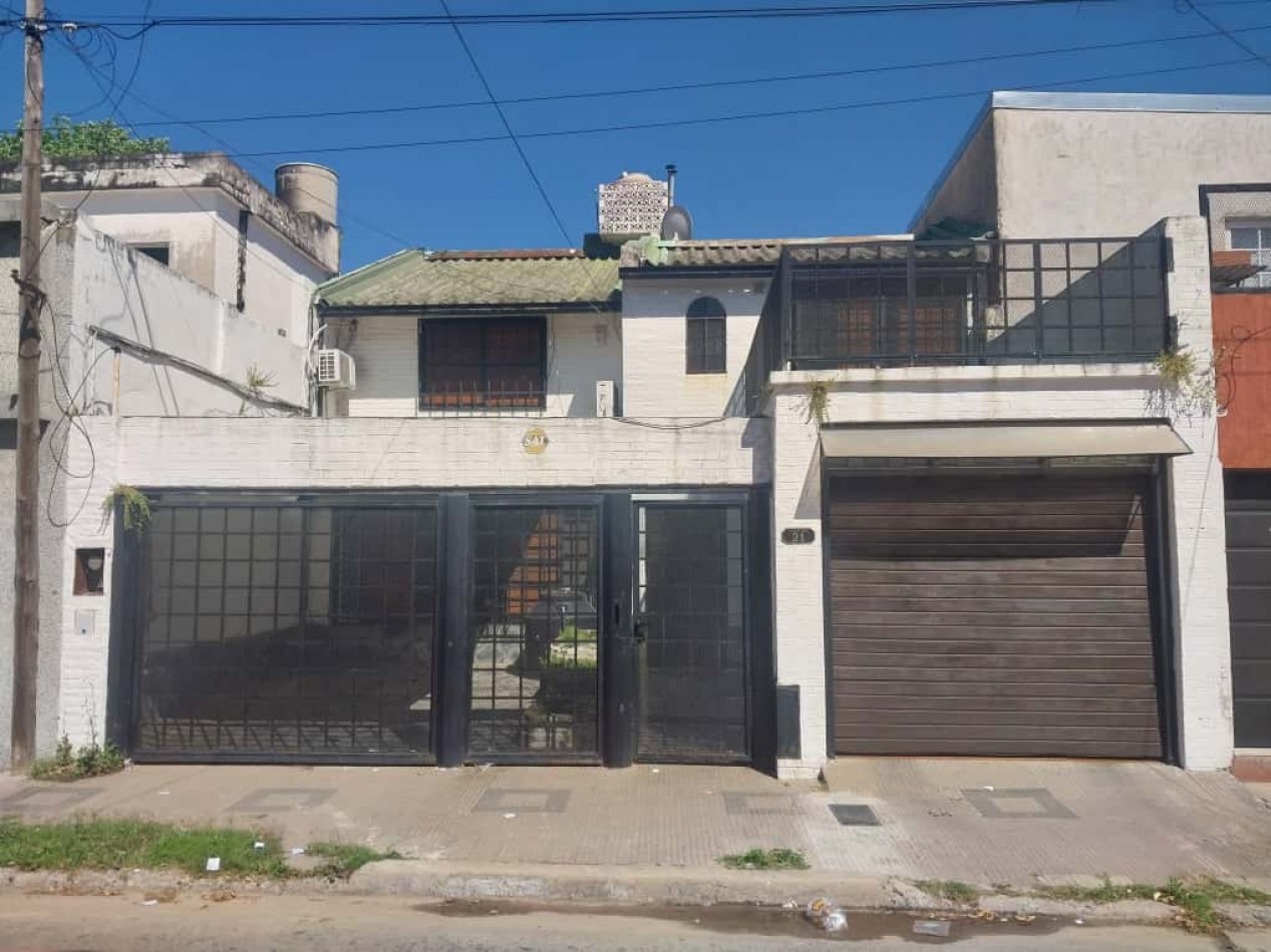Casa al frente en 2 plantas con 2 doble cochera 3 dormitorios patio terraza parrillero excelente estado se escuchan ofertas