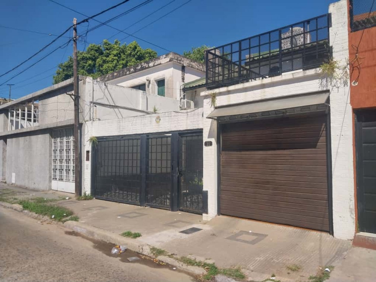 Casa al frente en 2 plantas con 2 doble cochera 3 dormitorios patio terraza parrillero excelente estado se escuchan ofertas