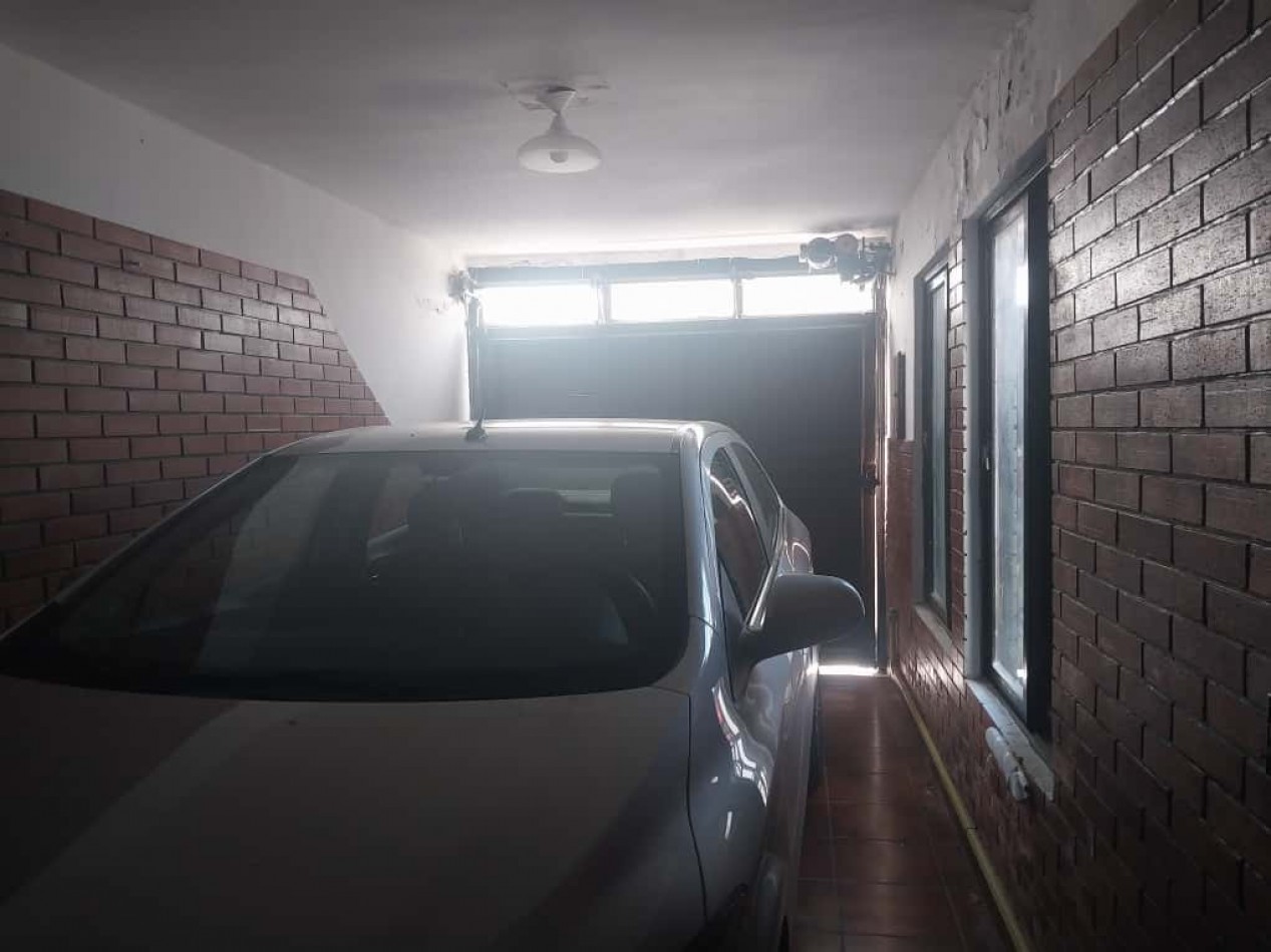 Casa al frente en 2 plantas con 2 doble cochera 3 dormitorios patio terraza parrillero excelente estado se escuchan ofertas