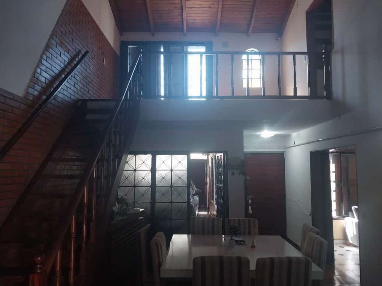 Casa al frente en 2 plantas con 2 doble cochera 3 dormitorios patio terraza parrillero excelente estado se escuchan ofertas