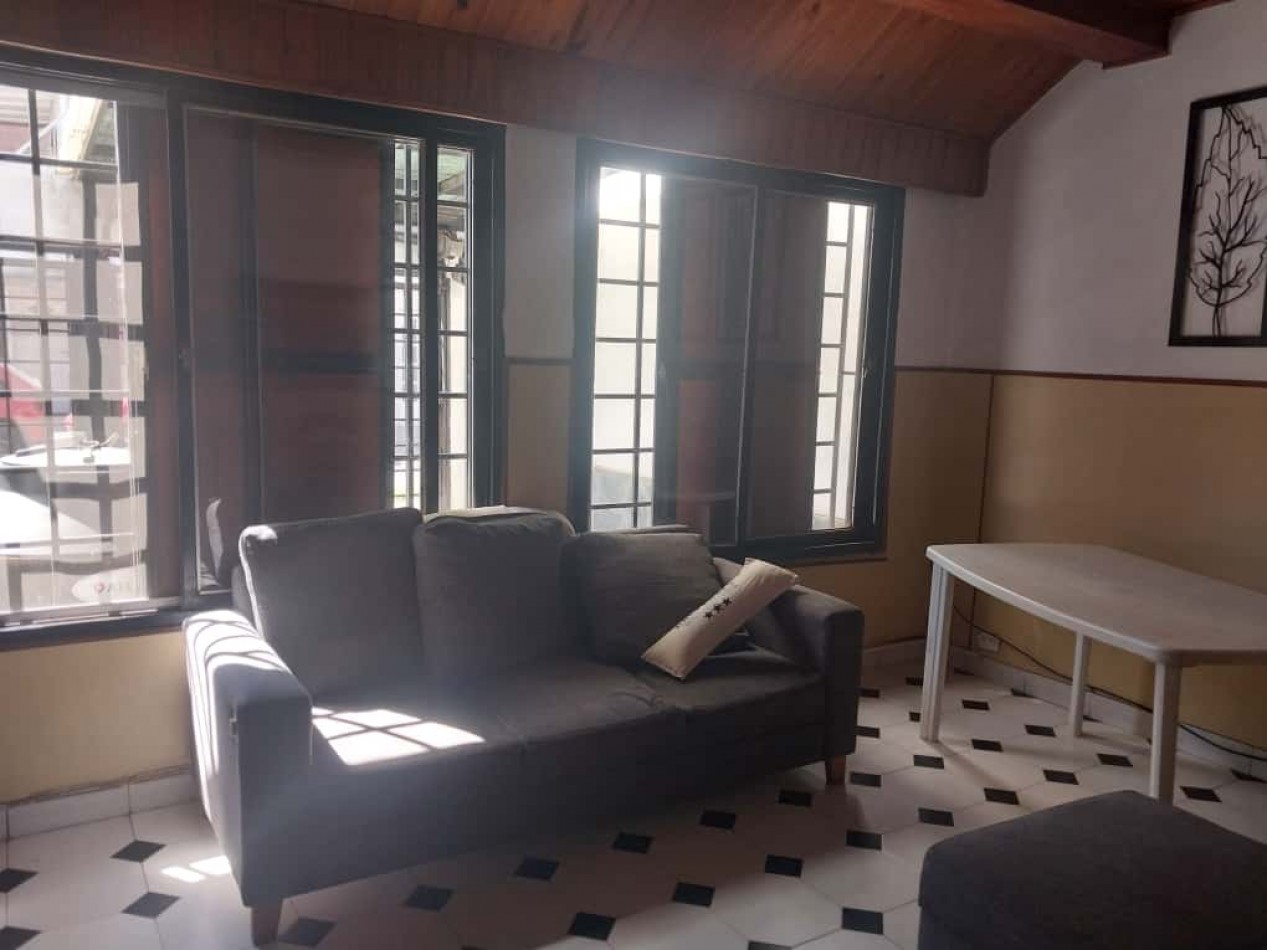 Casa al frente en 2 plantas con 2 doble cochera 3 dormitorios patio terraza parrillero excelente estado se escuchan ofertas