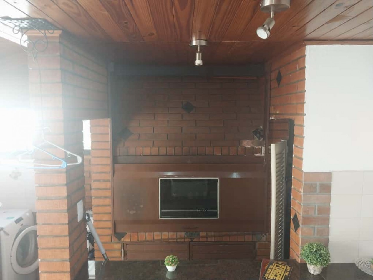Casa al frente en 2 plantas con 2 doble cochera 3 dormitorios patio terraza parrillero excelente estado se escuchan ofertas