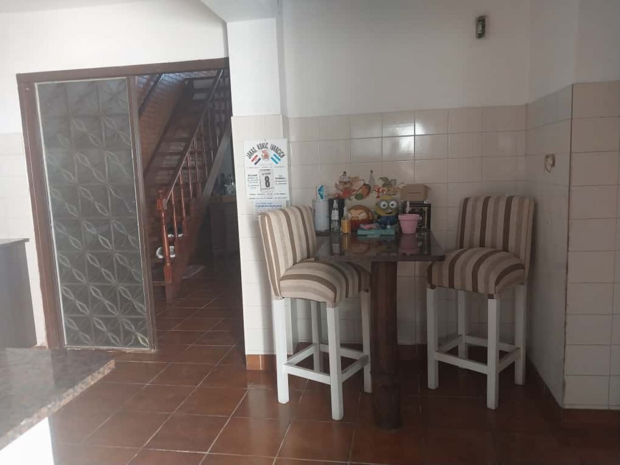 Casa al frente en 2 plantas con 2 doble cochera 3 dormitorios patio terraza parrillero excelente estado se escuchan ofertas