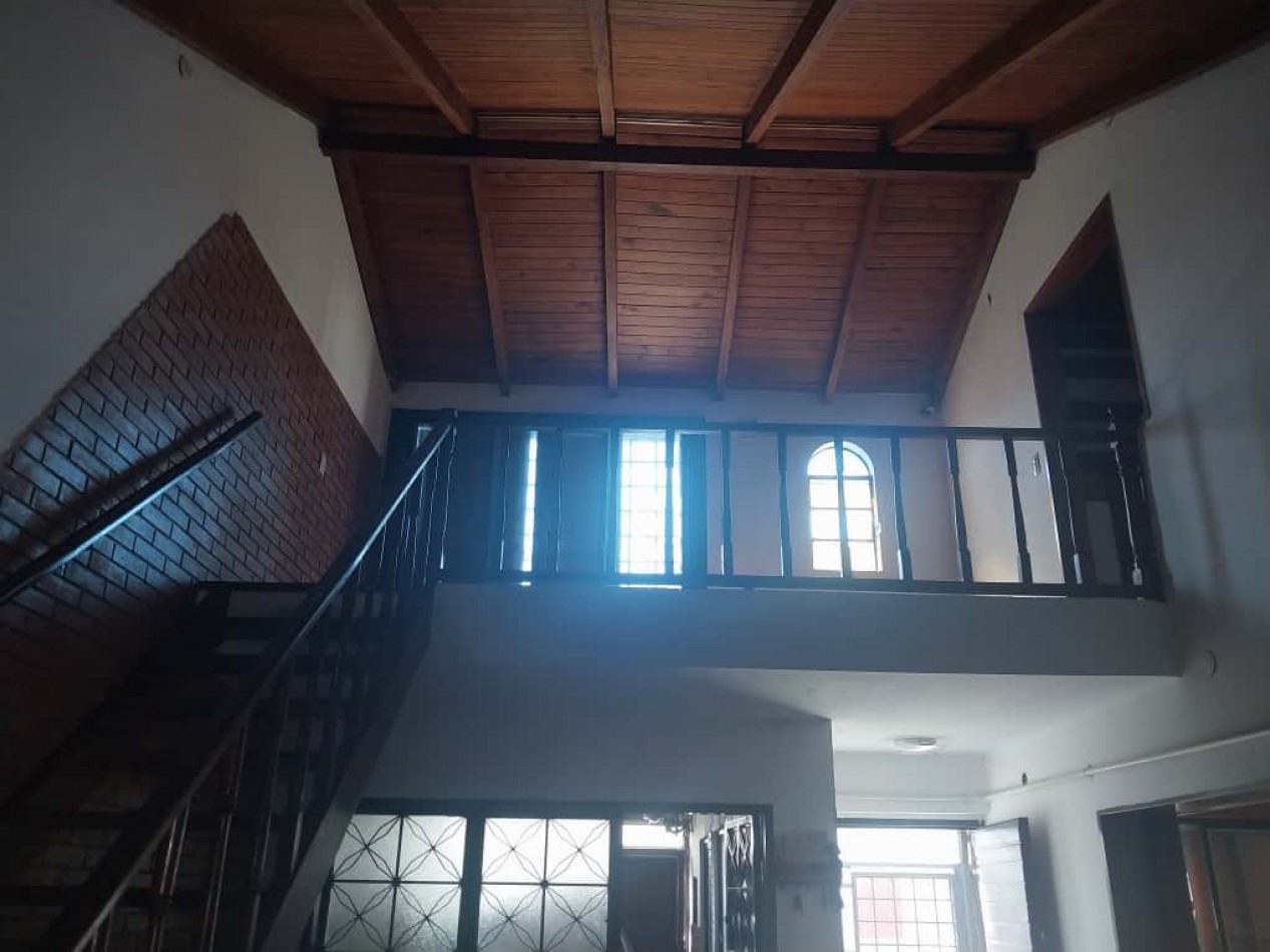 Casa al frente en 2 plantas con 2 doble cochera 3 dormitorios patio terraza parrillero excelente estado se escuchan ofertas