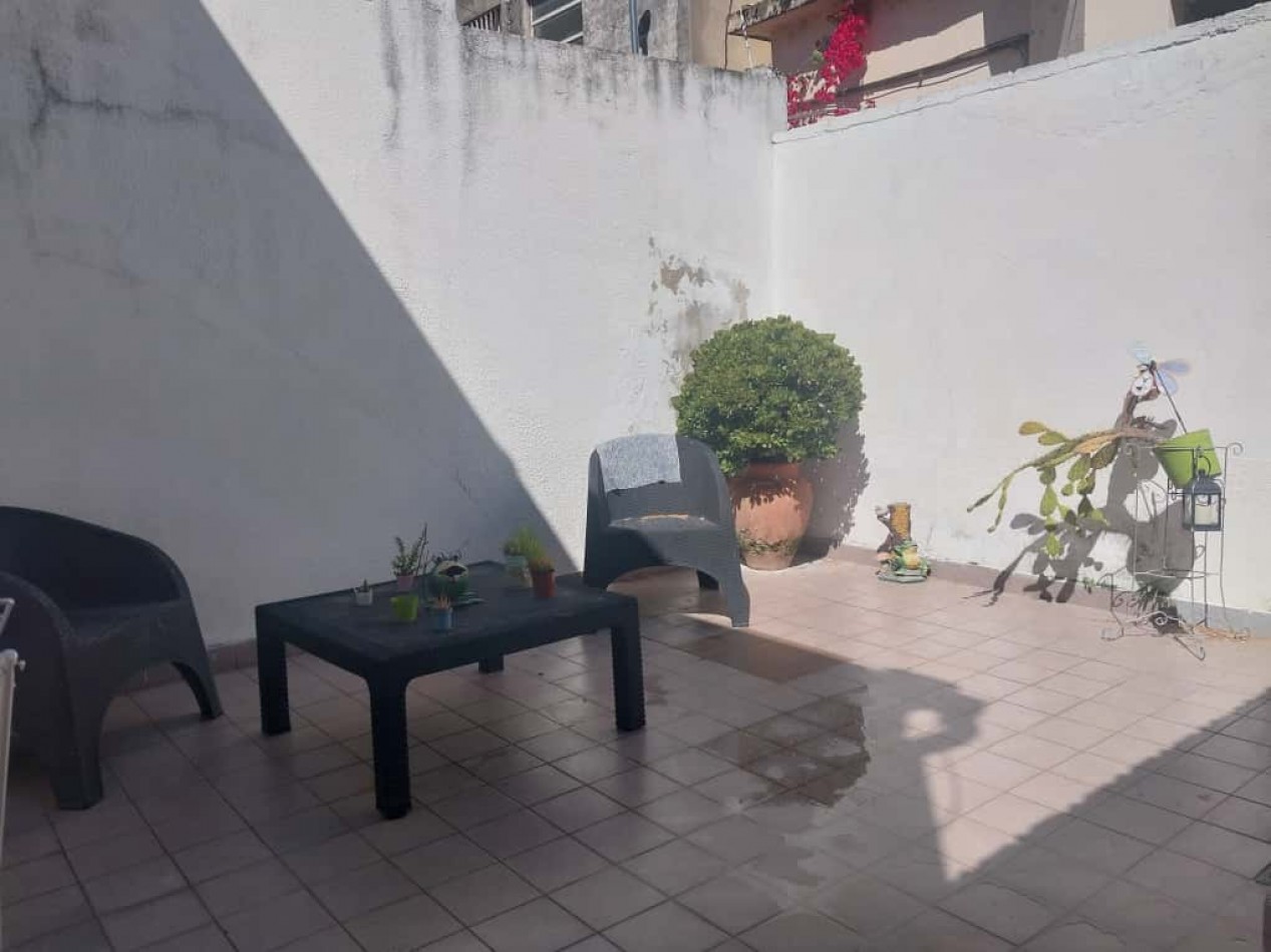 Casa al frente en 2 plantas con 2 doble cochera 3 dormitorios patio terraza parrillero excelente estado se escuchan ofertas