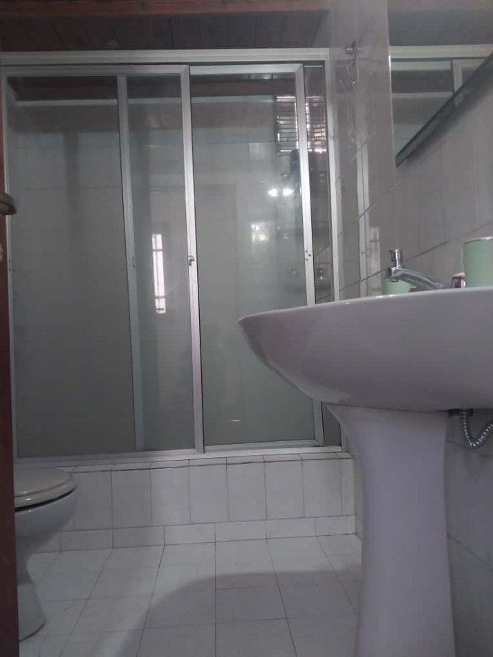 Casa al frente en 2 plantas con 2 doble cochera 3 dormitorios patio terraza parrillero excelente estado se escuchan ofertas