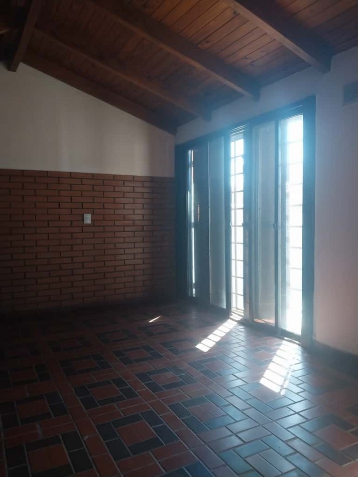 Casa al frente en 2 plantas con 2 doble cochera 3 dormitorios patio terraza parrillero excelente estado se escuchan ofertas