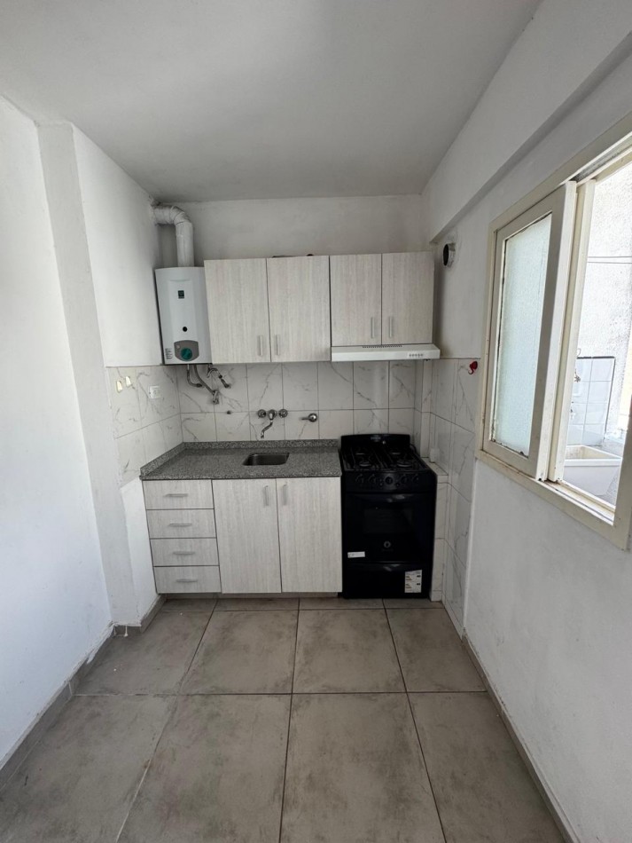 Departamento contrafrente lateral con balcon 1 dormitorios reciclado excelente ubicacion centrica  opcion amoblado bajas expensas