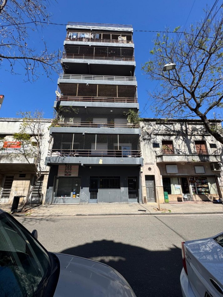 Departamento contrafrente lateral con balcon 1 dormitorios reciclado excelente ubicacion centrica  opcion amoblado bajas expensas