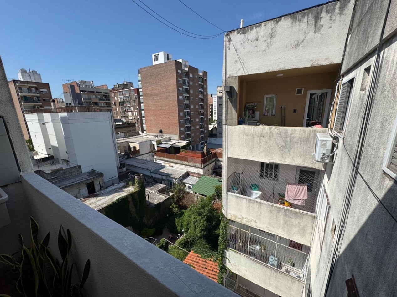 Departamento contrafrente lateral con balcon 1 dormitorios reciclado excelente ubicacion centrica  opcion amoblado bajas expensas