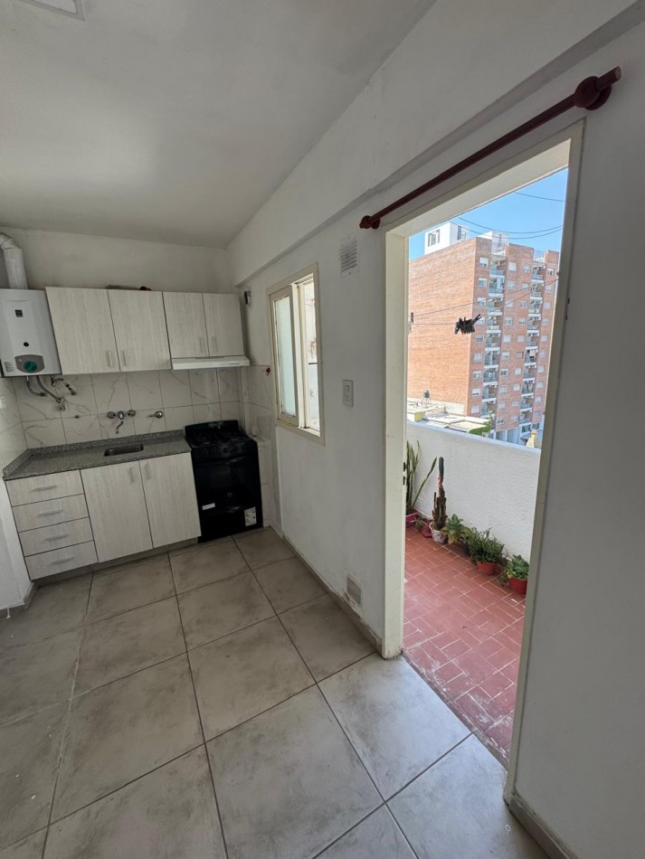 Departamento contrafrente lateral con balcon 1 dormitorios reciclado excelente ubicacion centrica  opcion amoblado bajas expensas