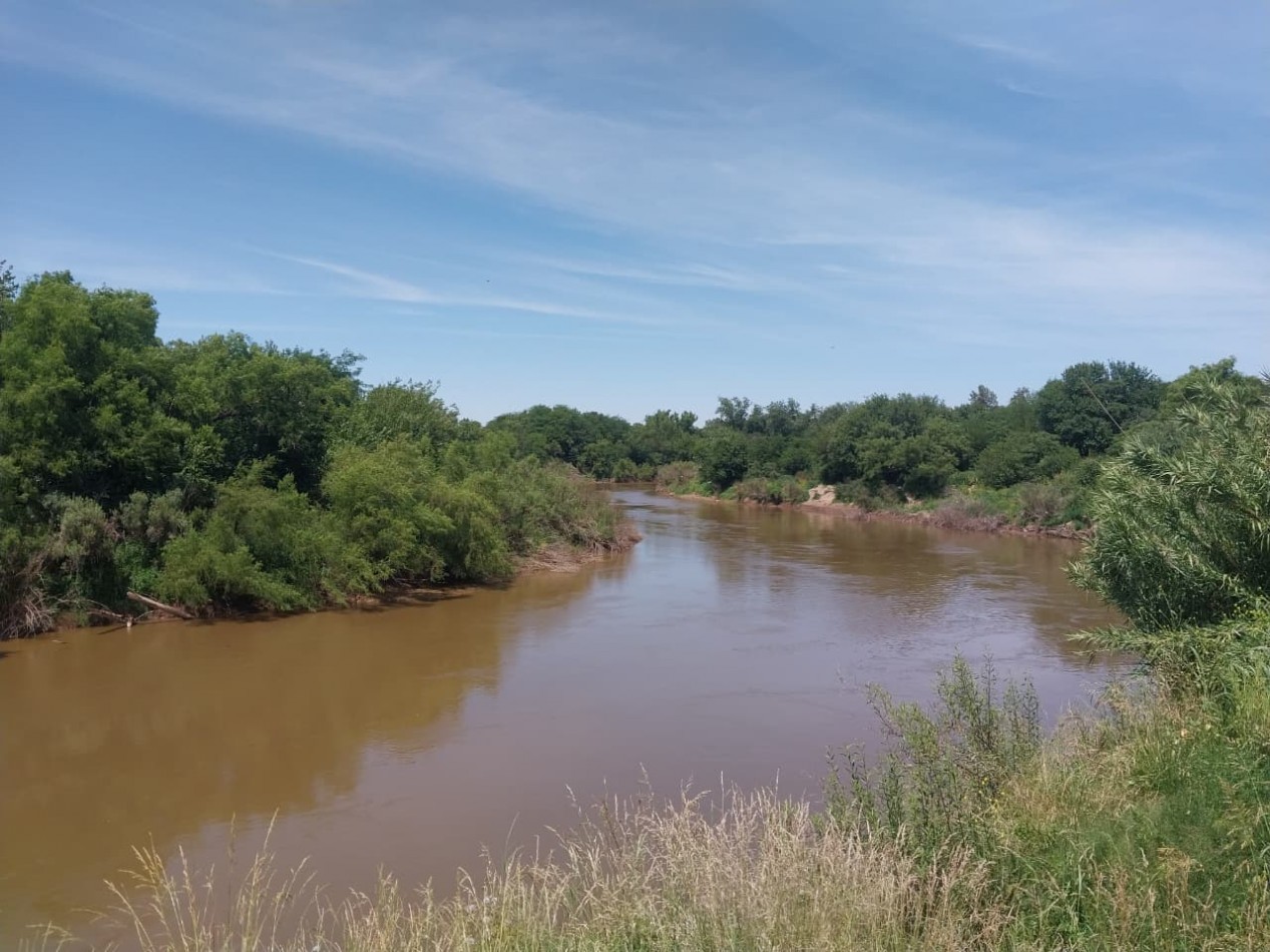 Casa con salida al Rio Carcaraña con una hermosa vista emplazada en 990 m2 con 2 ingresos mas pileta  ideal para un emprendimiento