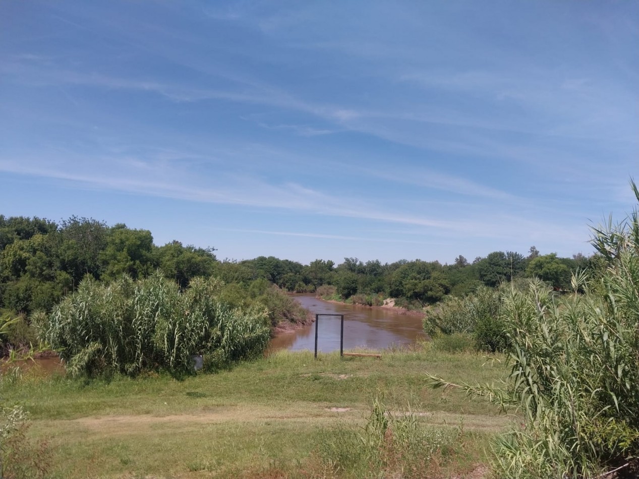 Casa con salida al Rio Carcaraña con una hermosa vista emplazada en 990 m2 con 2 ingresos mas pileta  ideal para un emprendimiento